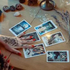 Tarot, Lenormand czy karty klasyczne: Przewodnik po systemach wróżbiarskich dla początkujących