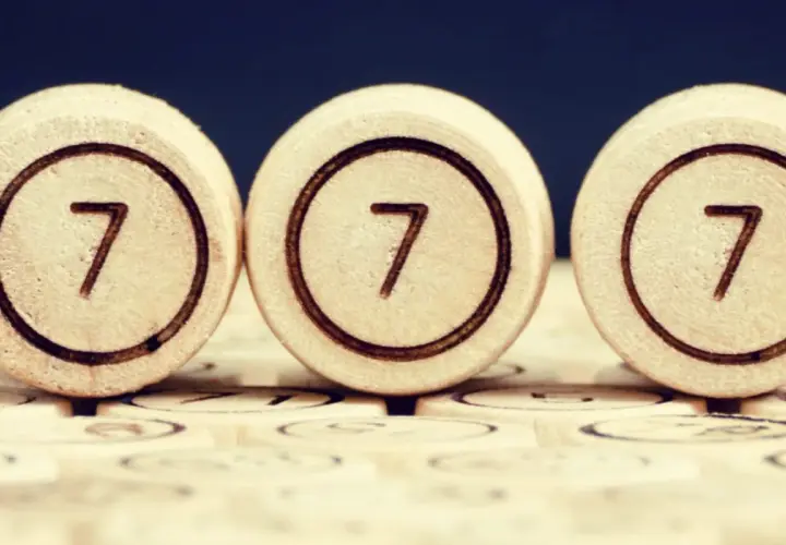 777: Poznaj znaczenie tej magicznej liczby w numerologii