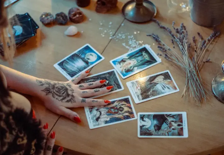 Tarot, Lenormand czy karty klasyczne: Przewodnik po systemach wróżbiarskich dla początkujących