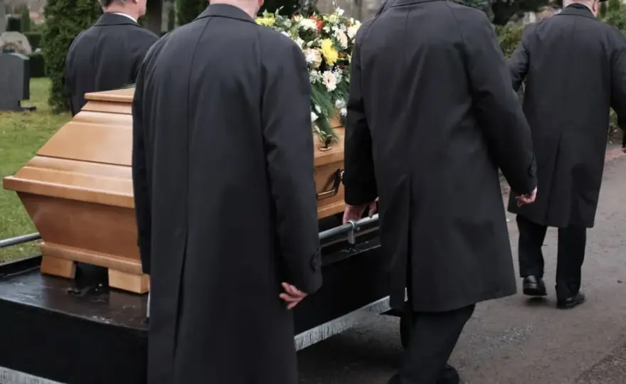 Co oznacza sen pogrzebu? Odkryj jego głębokie znaczenie i emocje