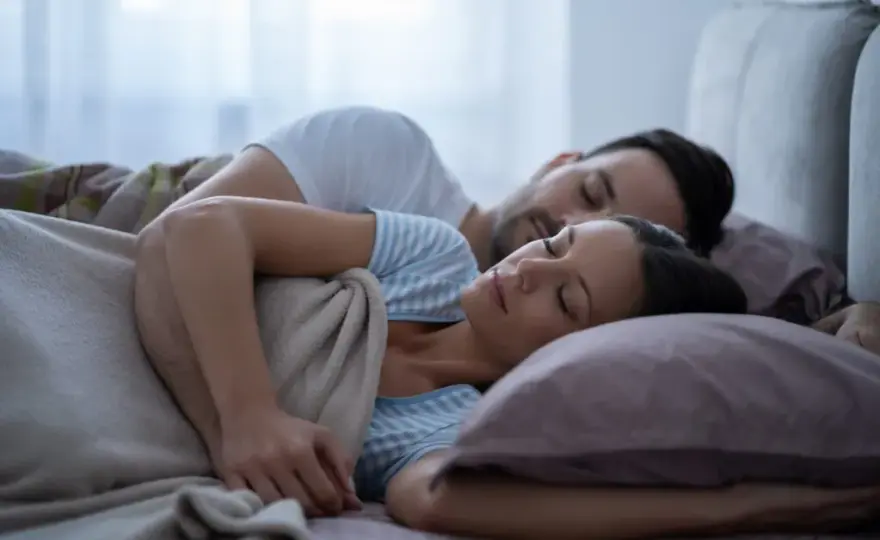 Co oznacza sen ze partner cię zdradza? Zrozum lęki i emocje