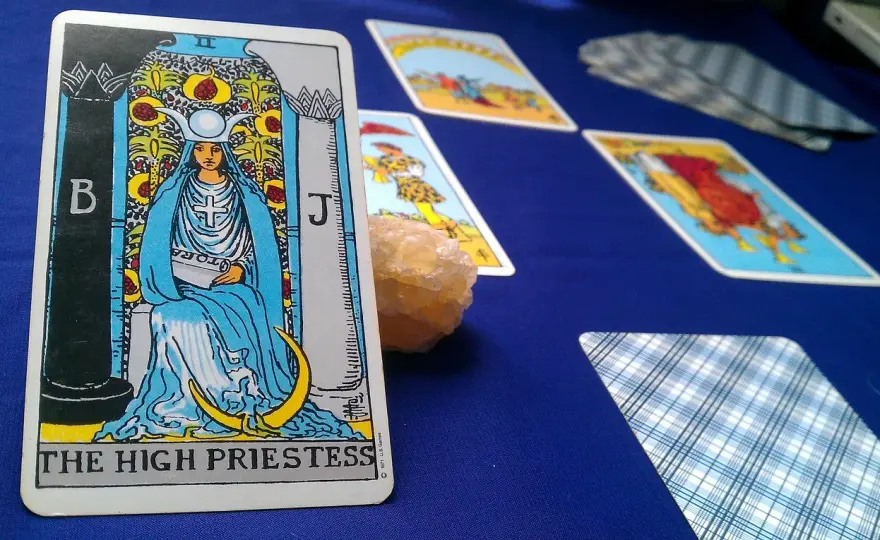 Tarot online tak czy nie - prawda o wróżbach internetowych i skuteczności