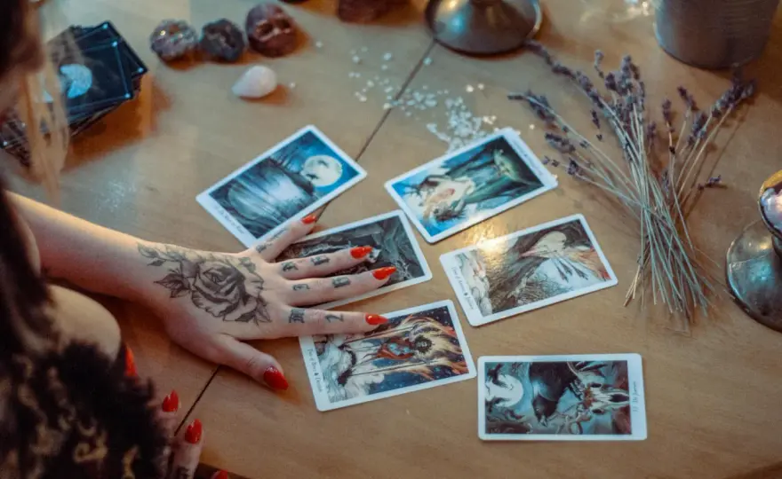 Tarot, Lenormand czy karty klasyczne: Przewodnik po systemach wróżbiarskich dla początkujących