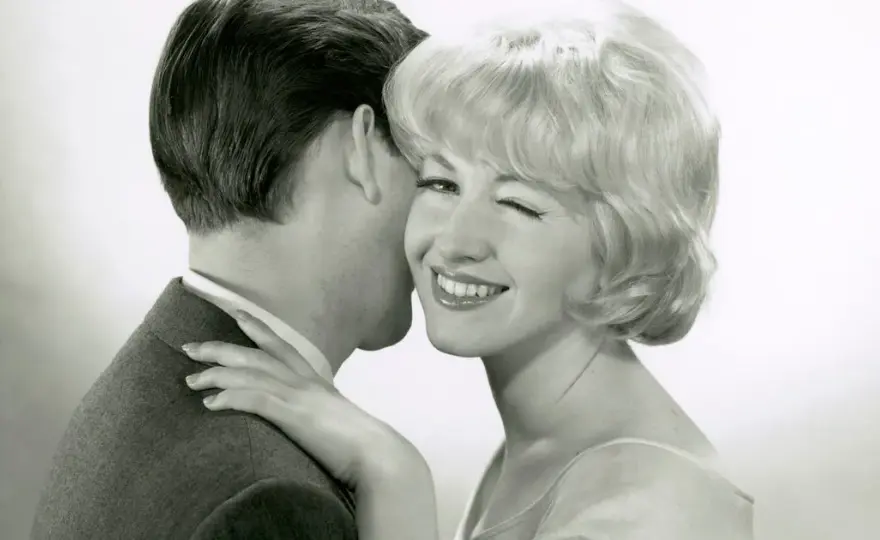 Przytulać się we śnie: Co oznacza ten symbol w świecie marzeń sennych?