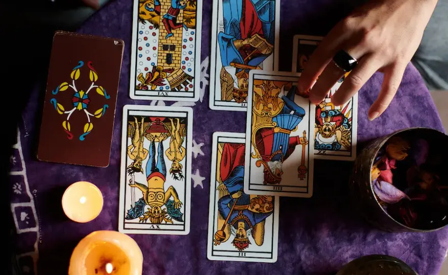 Czy tarot to grzech? Poznaj stanowisko Kościoła katolickiego na temat kart