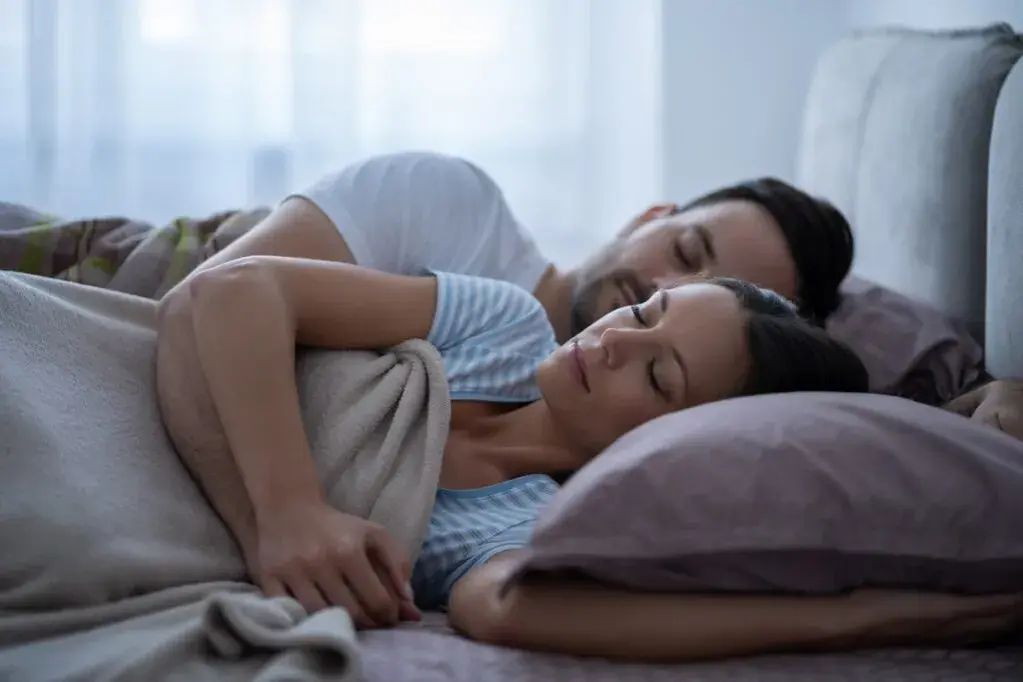 Co oznacza sen ze partner cię zdradza? Zrozum lęki i emocje